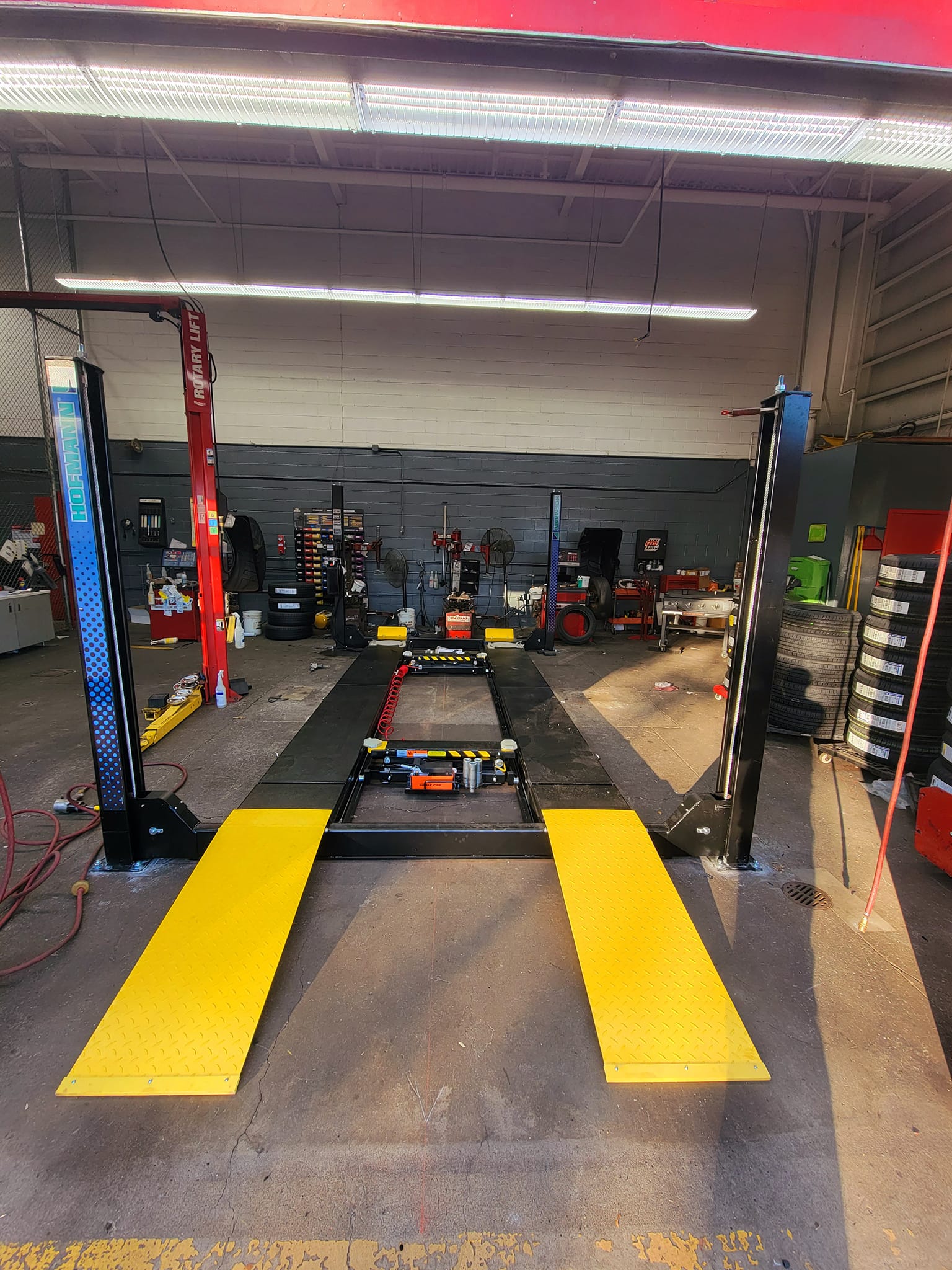 4-post alignment rack with camera mounting setup