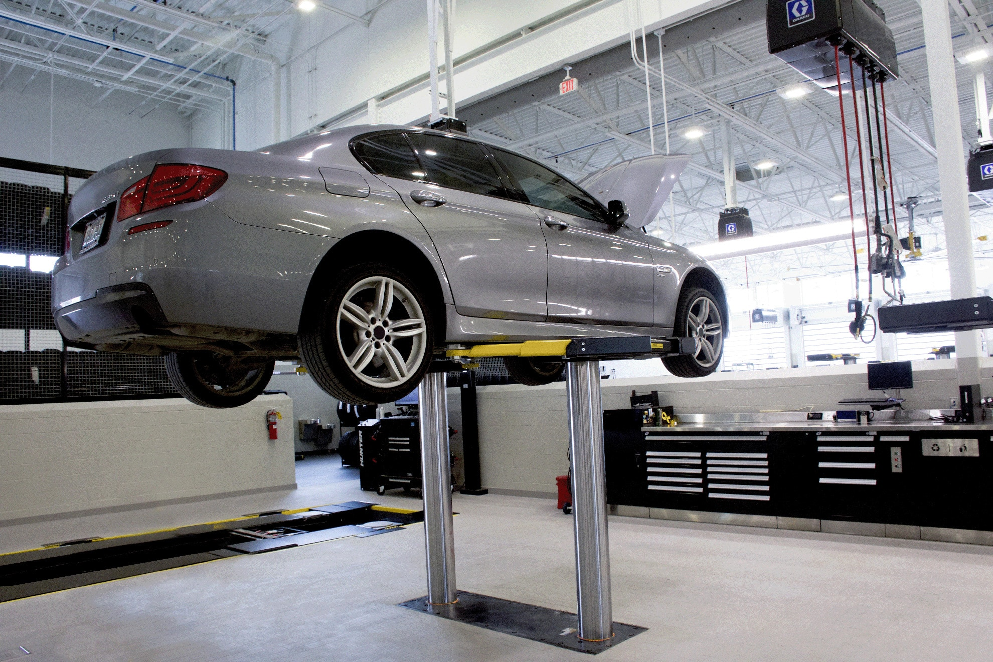 Challenger EV1020 10,000 lb Inground Lift - Image 4