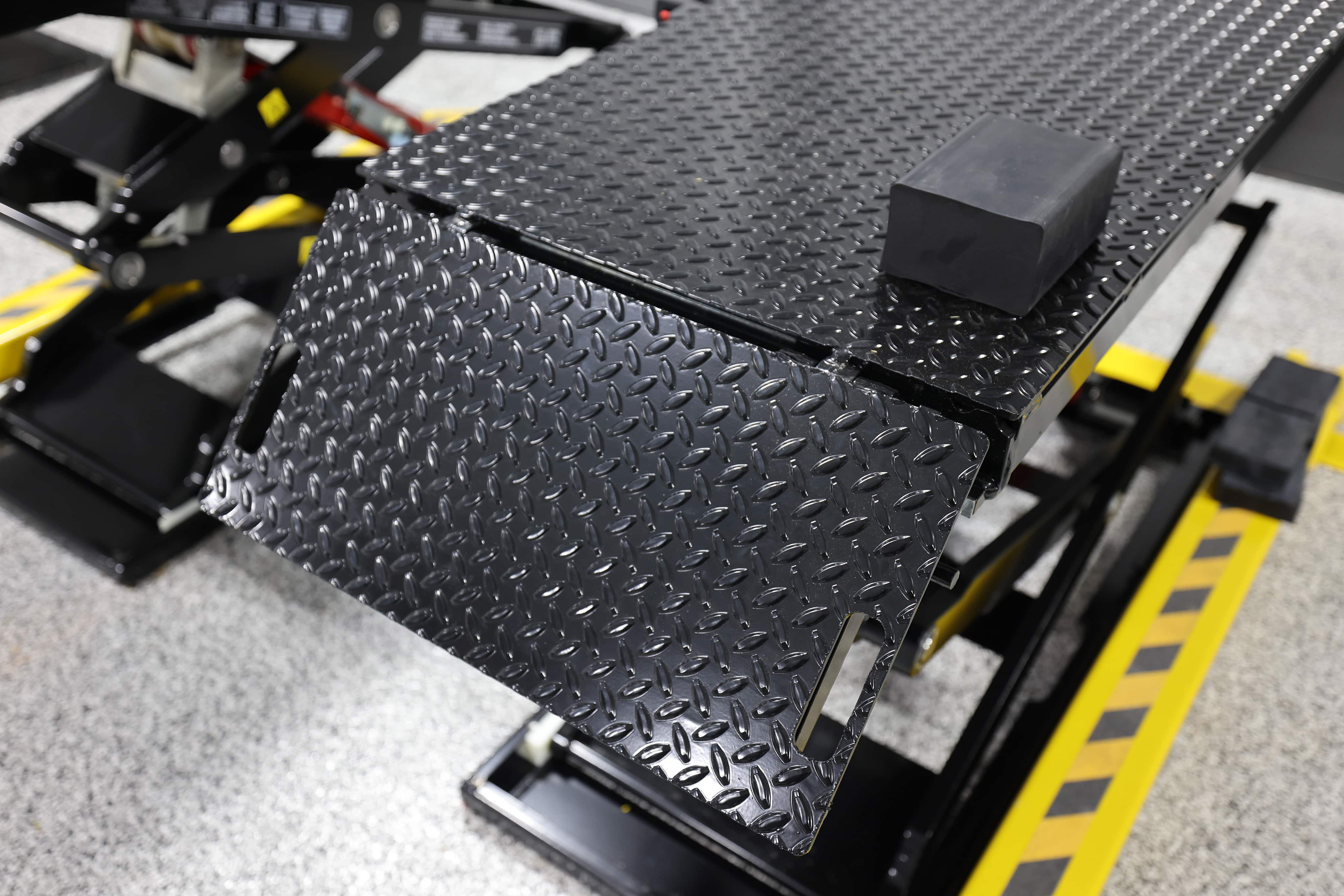 Challenger DX77 Series 7,700 lb Scissor Lift - Image 3