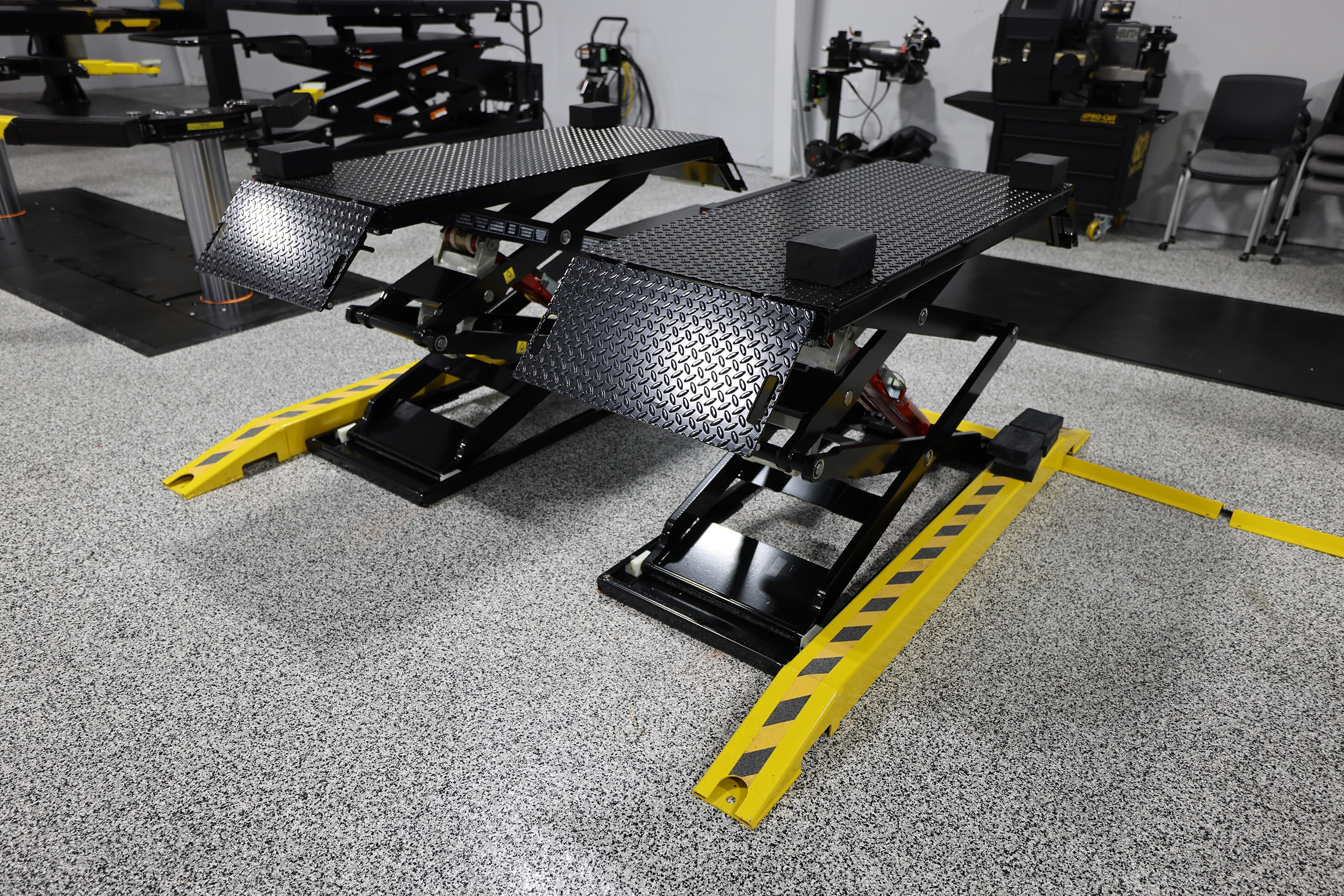 Challenger DX77 Series 7,700 lb Scissor Lift - Image 2